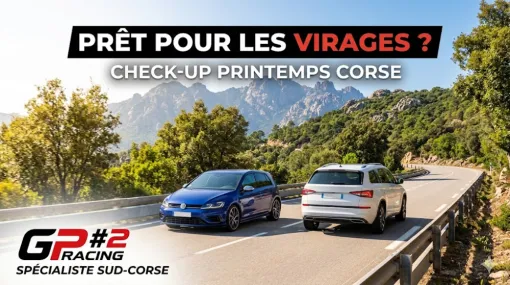 Le décor : Une route sinueuse et ensoleillée de Corse-du-Sud (vers Bavella), avec le maquis vert et les montagnes de granit en arrière-plan.  Les véhicules : Deux voitures sont mises en scène, montrant que GP #2 s'occupe de tout :  Au premier plan, une voiture de sport moderne (bleue) pour l'aspect "Racing" et performance sur les routes de montagne.  Juste derrière, un SUV familial (blanc) pour l'aspect sécurité et préparation des vacances.